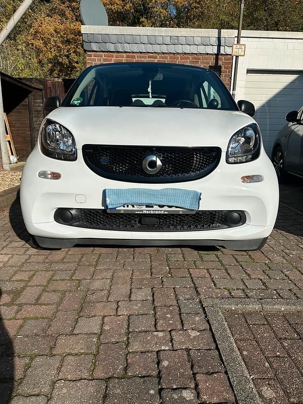 Weiß Gebraucht 2019 Smart ForTwo Electric Drive Coupé | 9.800 € (Teuer) - Bild 1/4