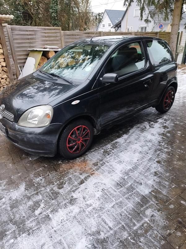 Schwarz Gebraucht 2002 Toyota Yaris Kleinwagen | 1.850 € (Fairer Preis) - Bild 1/4