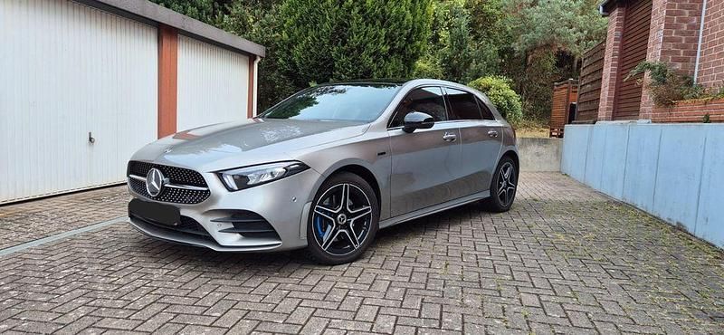 Silber Gebraucht 2020 Mercedes A250 AMG line Limousine | 28.499 € (Fairer Preis) - Bild 1/4
