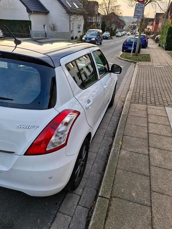 Gebraucht Suzuki Swift 92 PS (67 kW) 2011 Weiß Kleinwagen