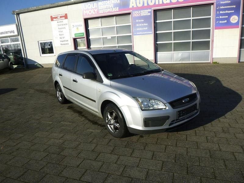 Silber Gebraucht 2005 Ford Focus Ambiente Limousine | 990 € (Guter Preis) - Bild 1/4