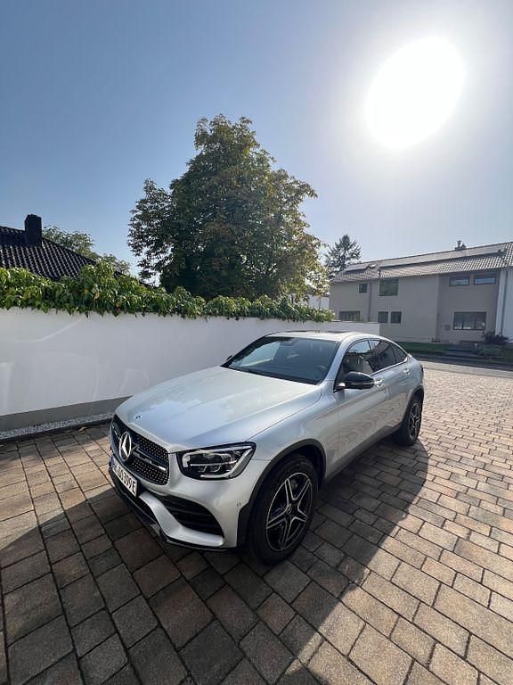 Silber Gebraucht 2022 Mercedes GLC300e AMG line Coupé | 51.999 € (Teuer) - Bild 1/4