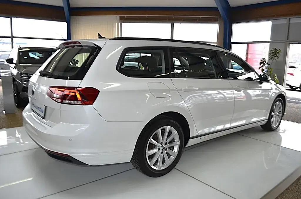 Gebraucht VW Passat Basis 150 PS (110 kW) 2023 Weiß Kombi