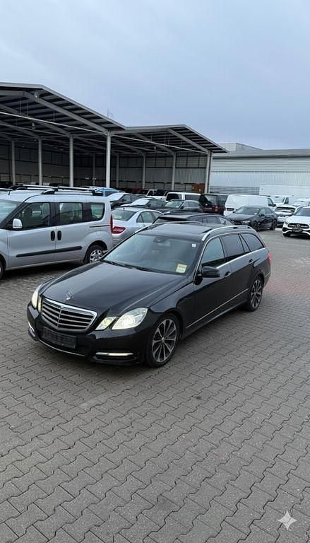 Schwarz Gebraucht 2012 Mercedes E200 Avantgarde Limousine | 8.999 € (Guter Preis) - Bild 1/4