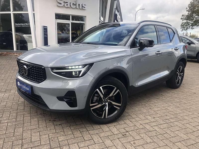 Vapour grey / metallic Gebraucht 2025 Volvo XC40 Plus SUV | 37.144 € (Fairer Preis) - Bild 1/4