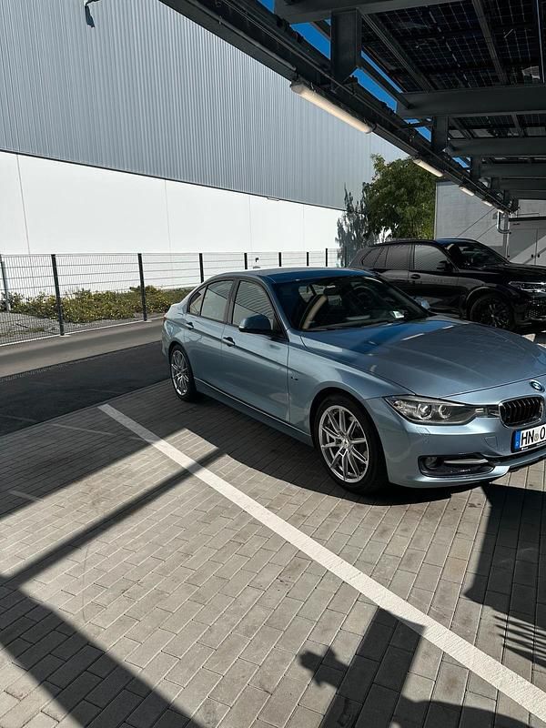 Blau Gebraucht 2012 BMW 320 Sport Line Limousine | 10.000 € (Teuer) - Bild 1/4