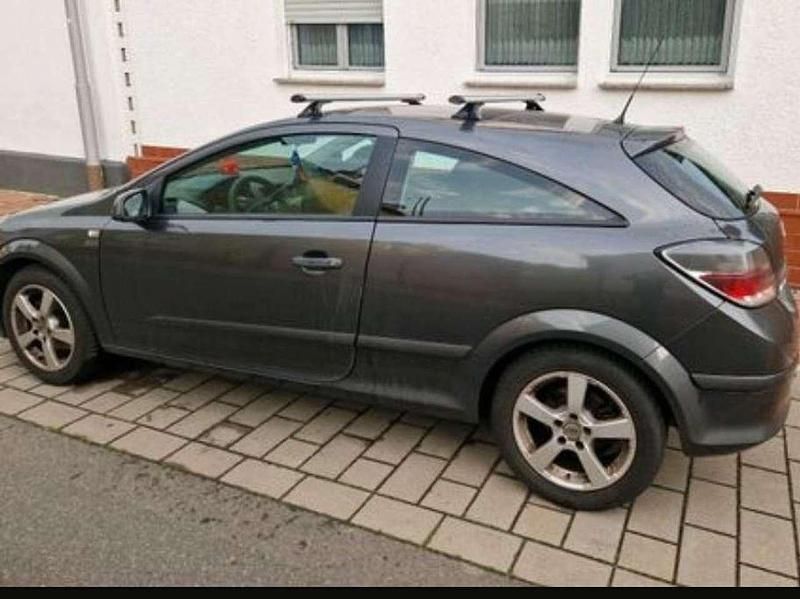 Grau Gebraucht 2009 Opel Astra GTC Coupé | 1.800 € - Bild 1/4