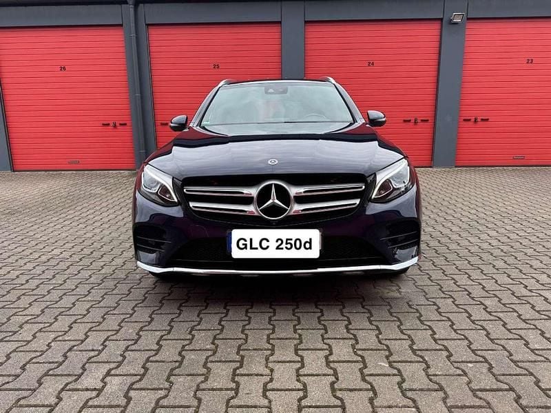 Blau Gebraucht 2018 Mercedes GLC250 AMG line SUV | 28.000 € (Fairer Preis) - Bild 1/4