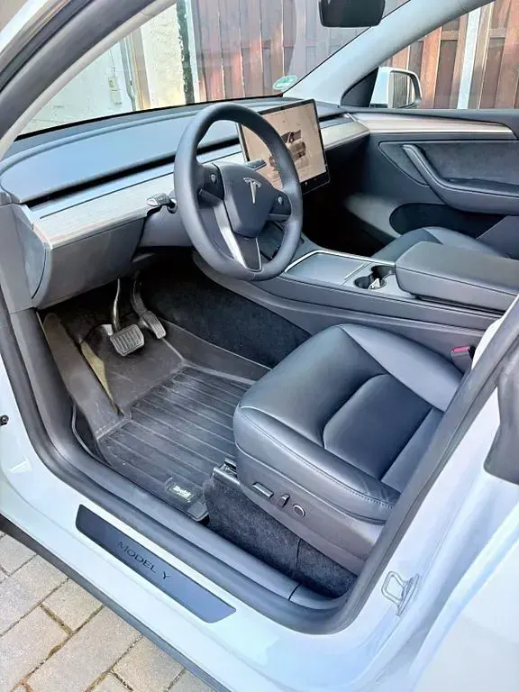 Used Tesla Model Y Standard Range 188 kW (256 HP) 2023 White SUV