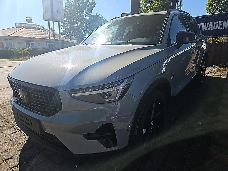 Grau Neu 2025 Volvo XC40 Plus SUV | 43.860 € (Fairer Preis) - Bild 1/1