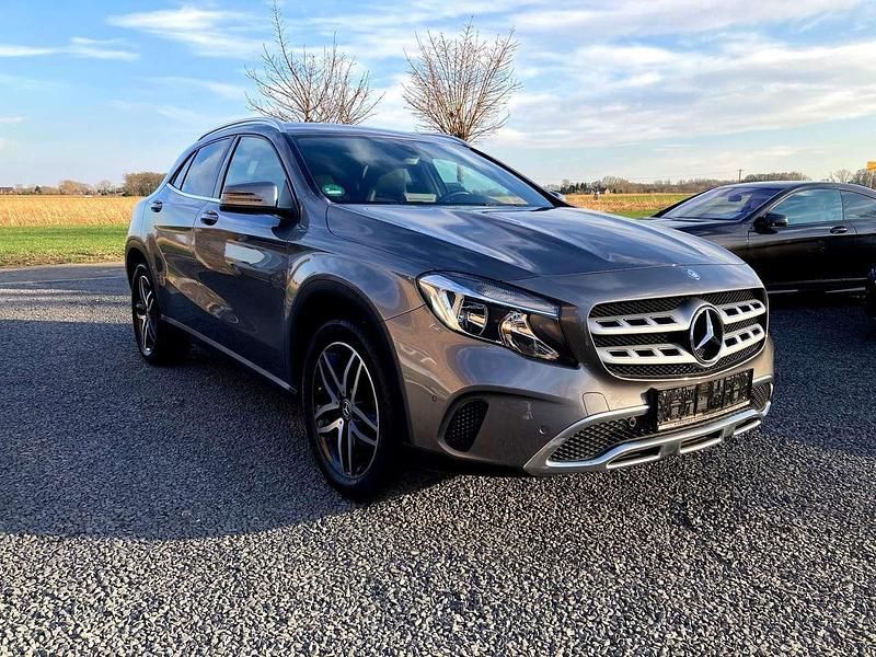 Mountaingrau met. Gebraucht 2017 Mercedes GLA200 SUV | 21.500 € (Fairer Preis) - Bild 1/4