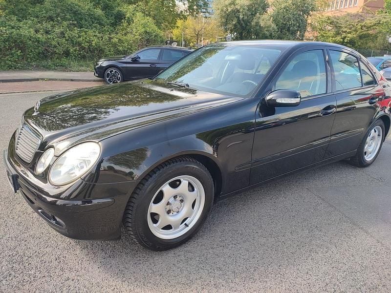 Second-hand Mercedes E200 122 CP (89 kW) 2006 Negru Berlinǎ
