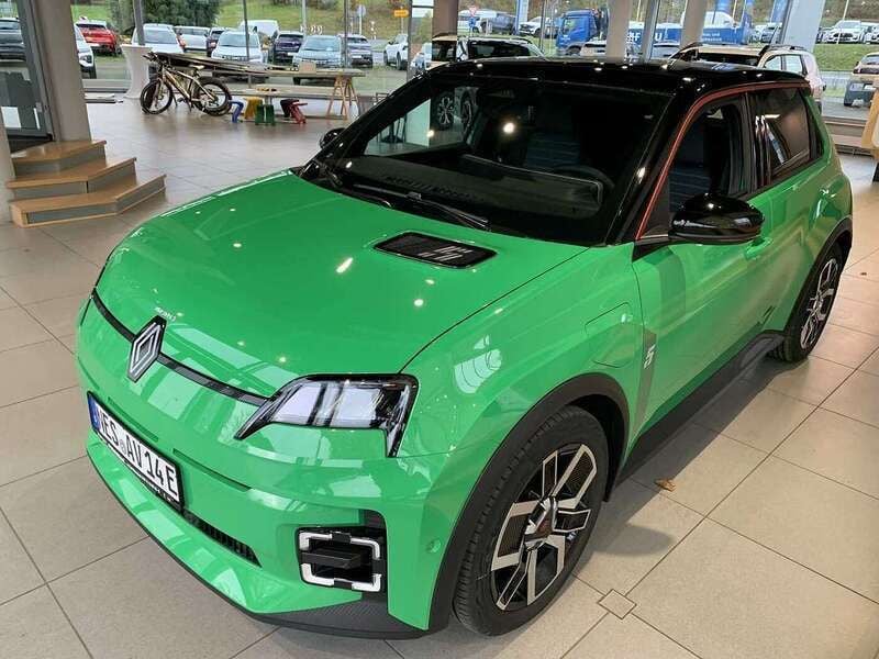 Pop green metallic Gebraucht 2024 Renault R5 Techno Kleinwagen | 32.890 € (Fairer Preis) - Bild 1/4