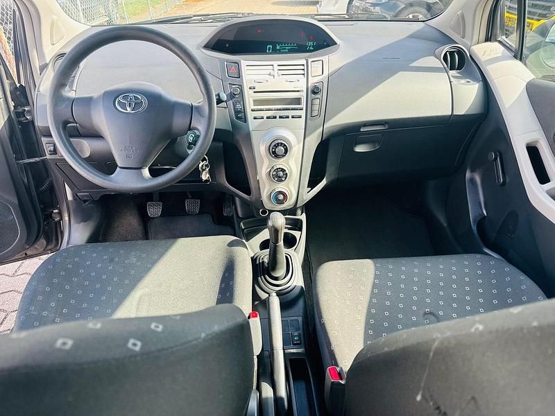 Gebraucht Toyota Yaris 68 PS (50 kW) 2011 Grau Kleinwagen