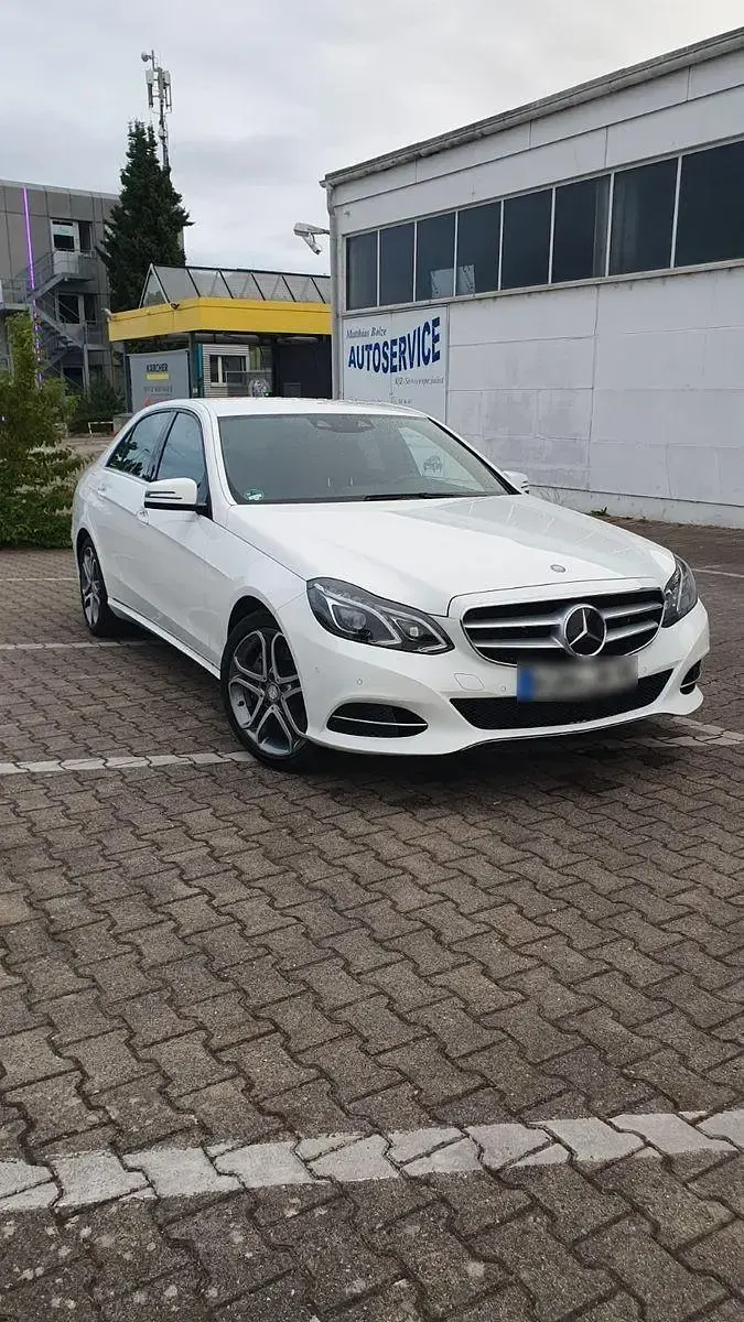 Gebraucht Mercedes E400 Avantgarde 333 PS (244 kW) 2013 Weiß Limousine