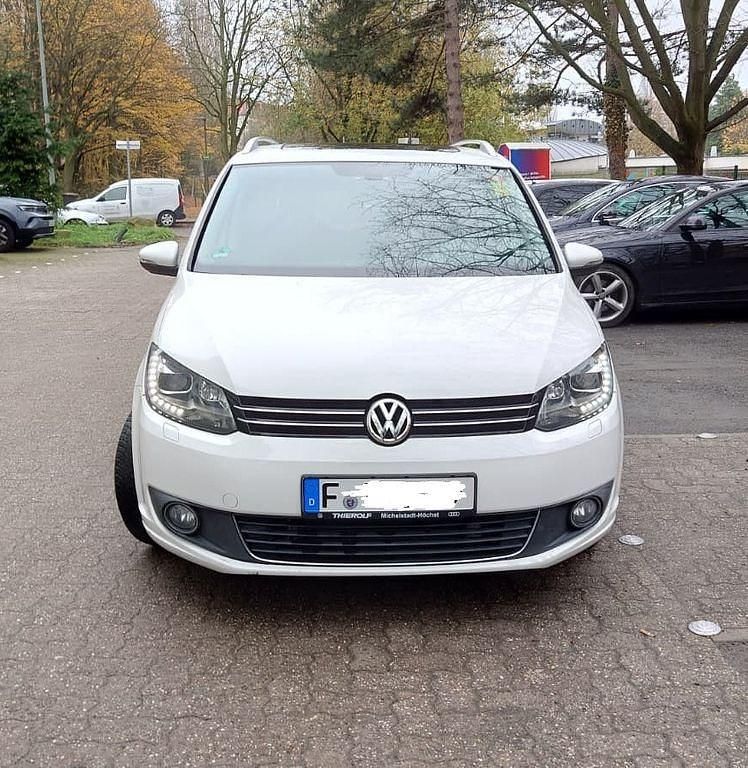 Weiß Gebraucht 2011 VW Touran Highline Van / Kleinbus | 6.800 € (Fairer Preis) - Bild 1/4