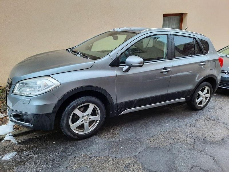 Grau Gebraucht 2015 Suzuki SX4 S-Cross Club SUV | 9.800 € (Fairer Preis) - Bild 1/4