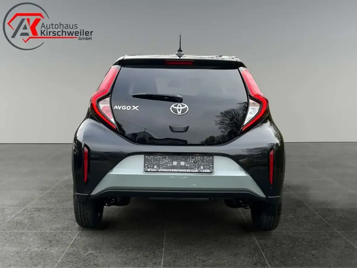 Gebraucht Toyota Aygo X Team 72 PS (52 kW) 2024 Urban khaki, dach mysticschwar SUV