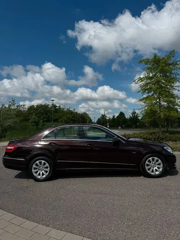 Gebraucht Mercedes E250 204 PS (150 kW) 2011 Braun Limousine