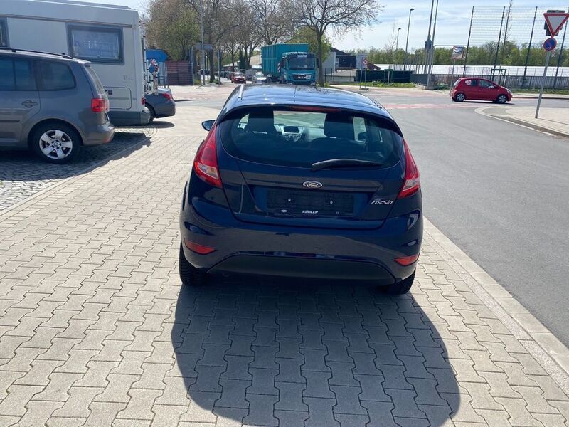 Gebraucht Ford Fiesta Ambiente 60 PS (44 kW) 2011 Blau Kleinwagen