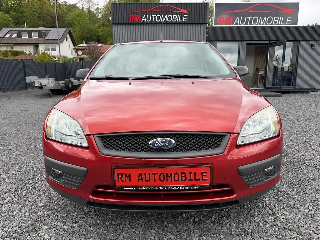 Usado Ford Focus Trend 101 CV (74 kW) 2006 Rojo Berlina