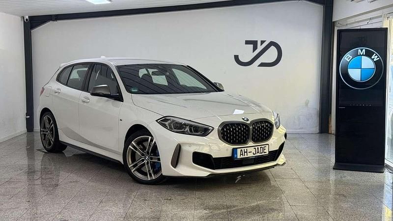 Alpinweiss iii Gebraucht 2021 BMW 135 Shadowline Kleinwagen | 25.950 € (Fairer Preis) - Bild 1/4