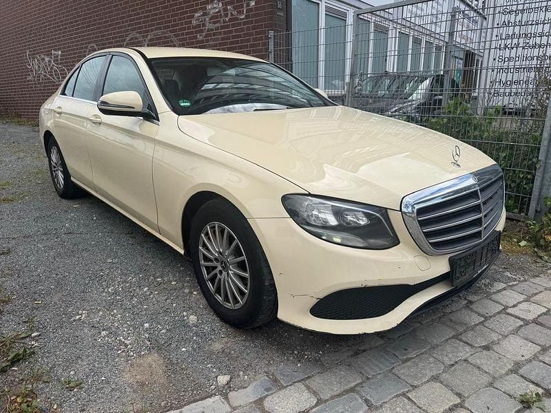 Beige Gebraucht 2018 Mercedes E200 Limousine | 6.999 € - Bild 1/4
