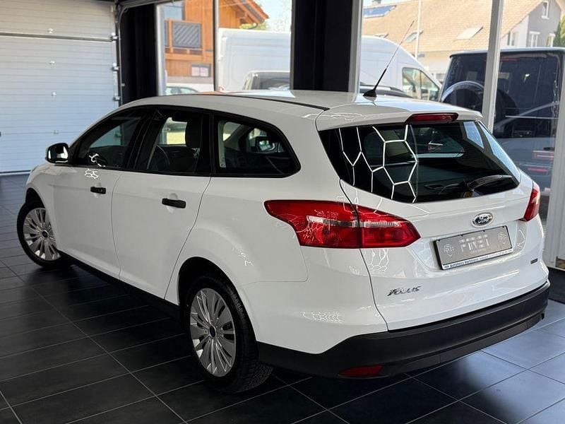 Używany Ford Focus Ambiente 101 KM (74 kW) 2016 Biały Sedan/Limuzyna