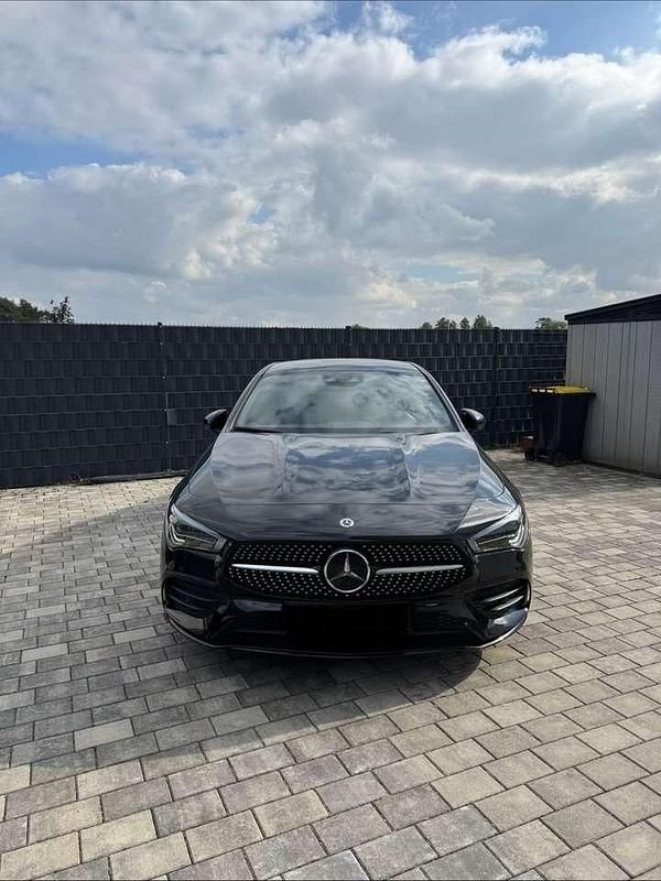 Schwarz Gebraucht 2022 Mercedes CLA200 AMG line Limousine | 35.098 € (Etwas zu teuer) - Bild 1/4
