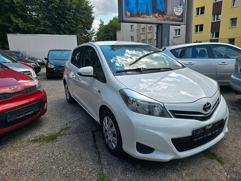 Weiß Gebraucht 2012 Toyota Yaris Life Limousine | 8.999 € (Fairer Preis) - Bild 1/4