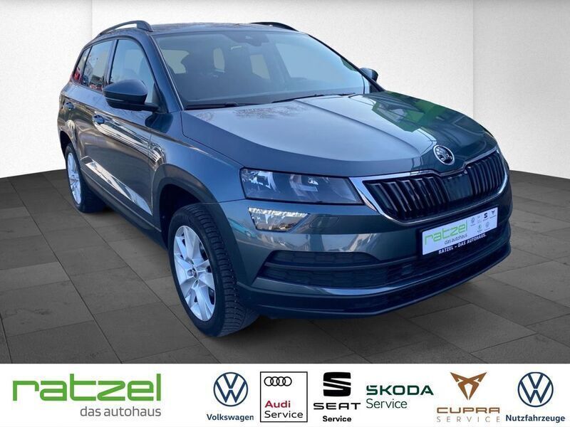 Quarzgrau metallic Gebraucht 2022 Skoda Karoq Ambition SUV | 22.449 € (Superpreis) - Bild 1/4