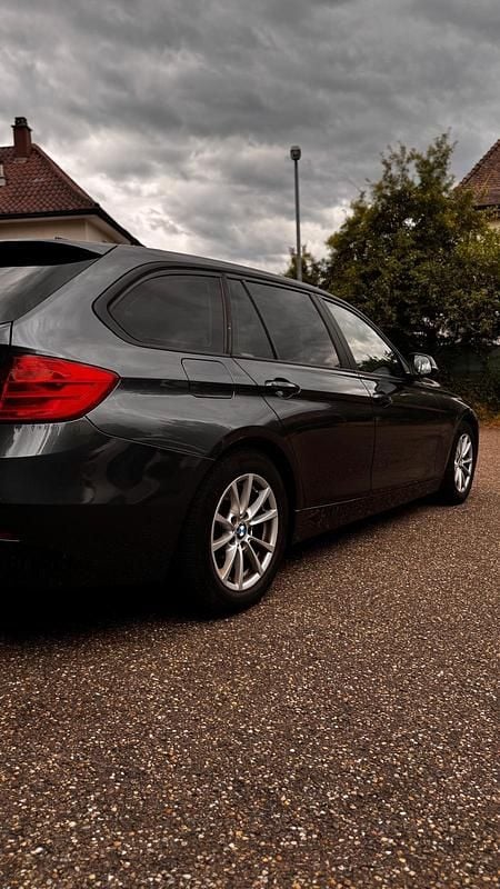 Gebraucht BMW 318 149 PS (109 kW) 2015 Grau Kombi