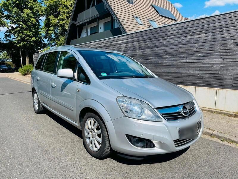 Silber Gebraucht 2011 Opel Zafira Design Edition Van / Kleinbus | 3.490 € (Guter Preis) - Bild 1/4