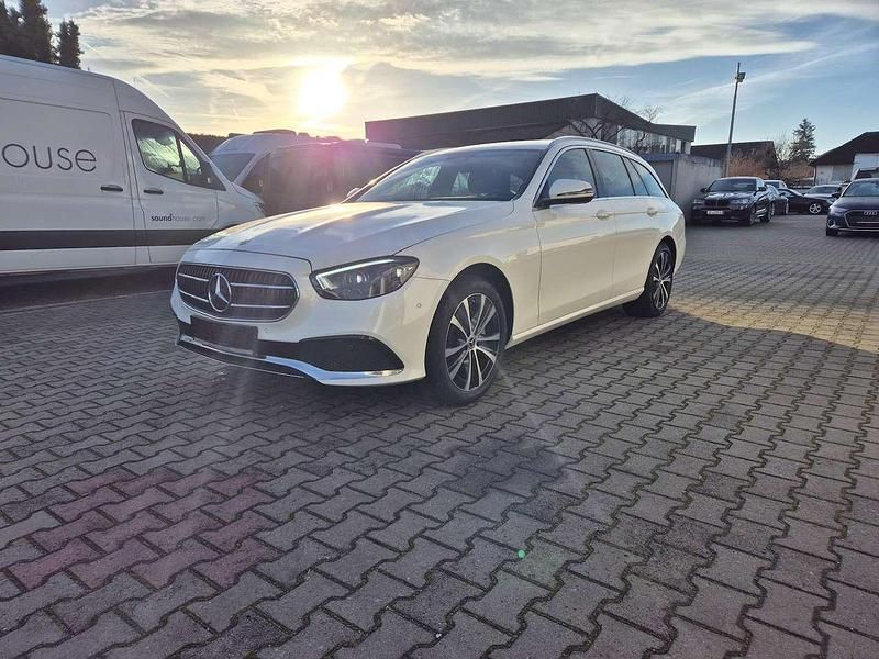 Gebraucht Mercedes E300 Avantgarde 320 PS (235 kW) 2021 Polarweiss Kombi