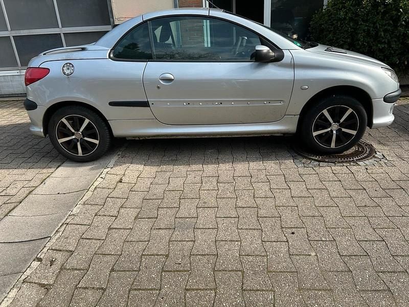 Gebraucht Peugeot 206 CC 109 PS (80 kW) 2002 Silber Cabrio