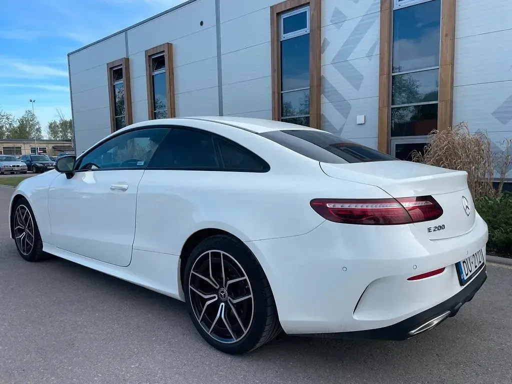 Gebraucht Mercedes E200 AMG 197 PS (144 kW) 2021 Weiß Coupé