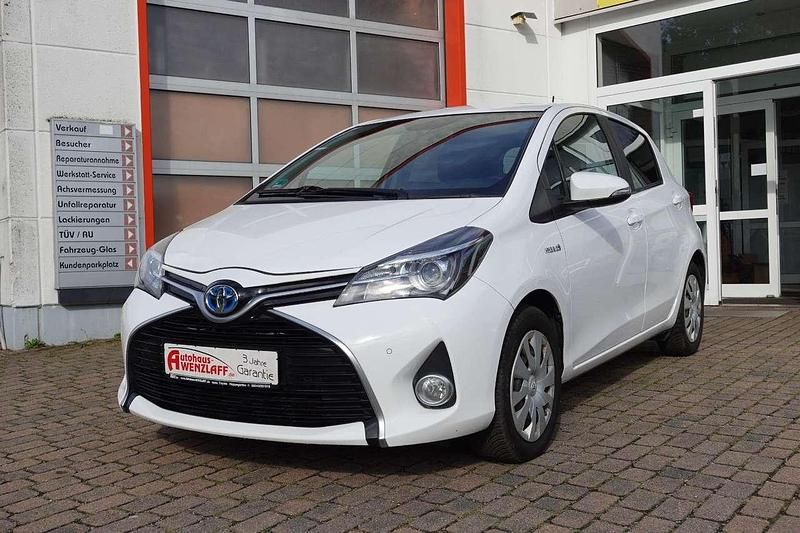 Weiß Gebraucht 2017 Toyota Yaris Hybrid Comfort Kleinwagen | 12.900 € (Fairer Preis) - Bild 1/4