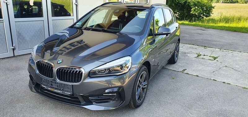 Grau Gebraucht 2018 BMW 218 Active Tourer Sport Line Van / Kleinbus | 17.950 € (Fairer Preis) - Bild 1/4