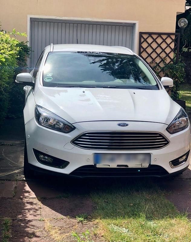 Weiß Gebraucht 2016 Ford Focus Titanium Kombi | 8.700 € (Guter Preis) - Bild 1/4