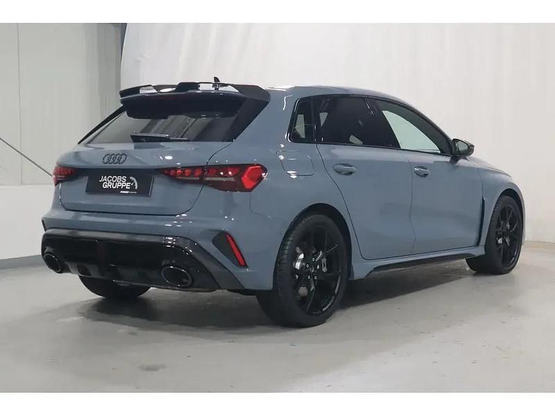 Neu Audi RS3 Ambiente 294 PS (216 kW) 2026 Grau Limousine