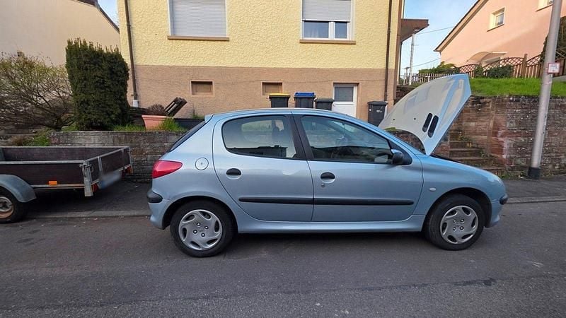 Używany Peugeot 206 Premium 75 KM (55 kW) 2000 Srebrny Sedan/Limuzyna