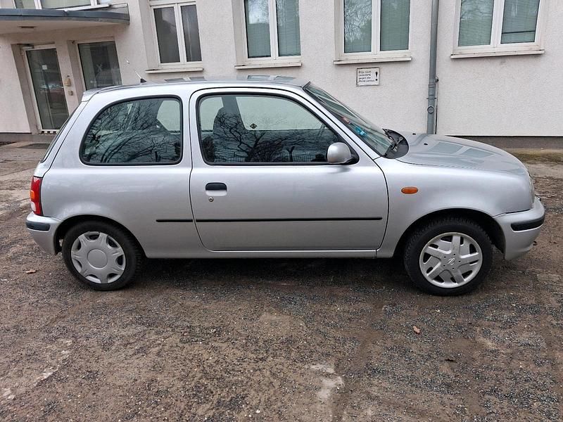 Gebraucht Nissan Micra 55 PS (40 kW) 2000 Silber Kleinwagen