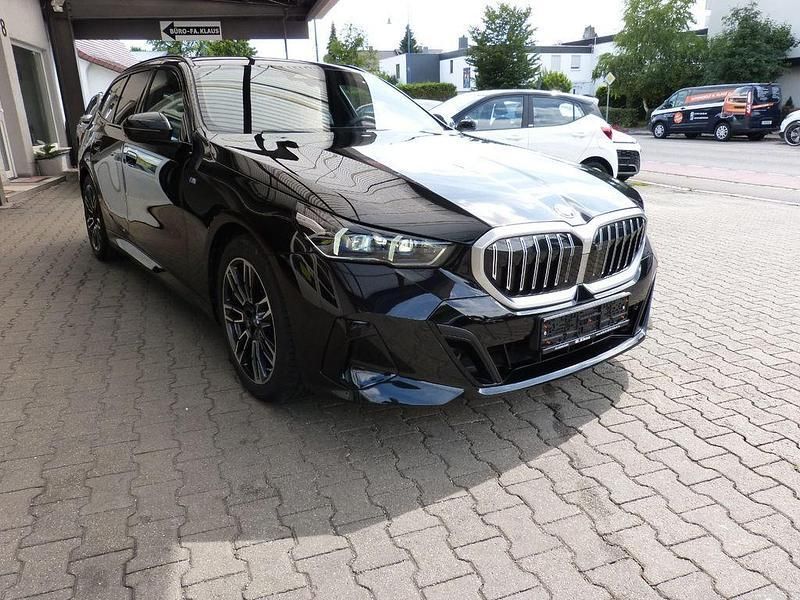Schwarz Gebraucht 2024 BMW 520 M Sport Limousine | 53.490 € (Superpreis) - Bild 1/4