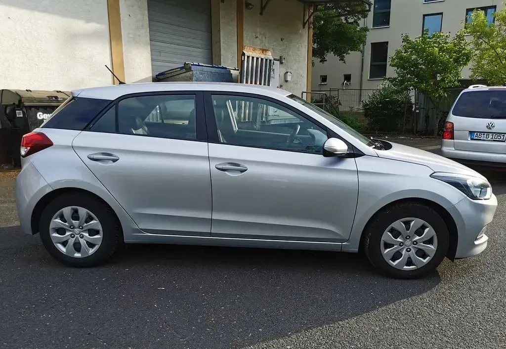 Gebraucht Hyundai i20 GO! 75 PS (55 kW) 2017 Silber Limousine