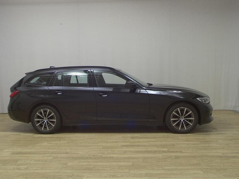 Schwarz Gebraucht 2021 BMW 318 Sport Line Kombi | 18.680 € (Superpreis) - Bild 1/4