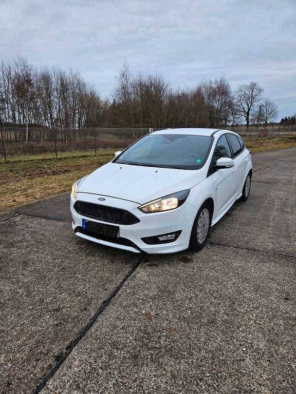 Weiß Gebraucht 2018 Ford Focus ST-Line Limousine | 11.200 € (Fairer Preis) - Bild 1/4