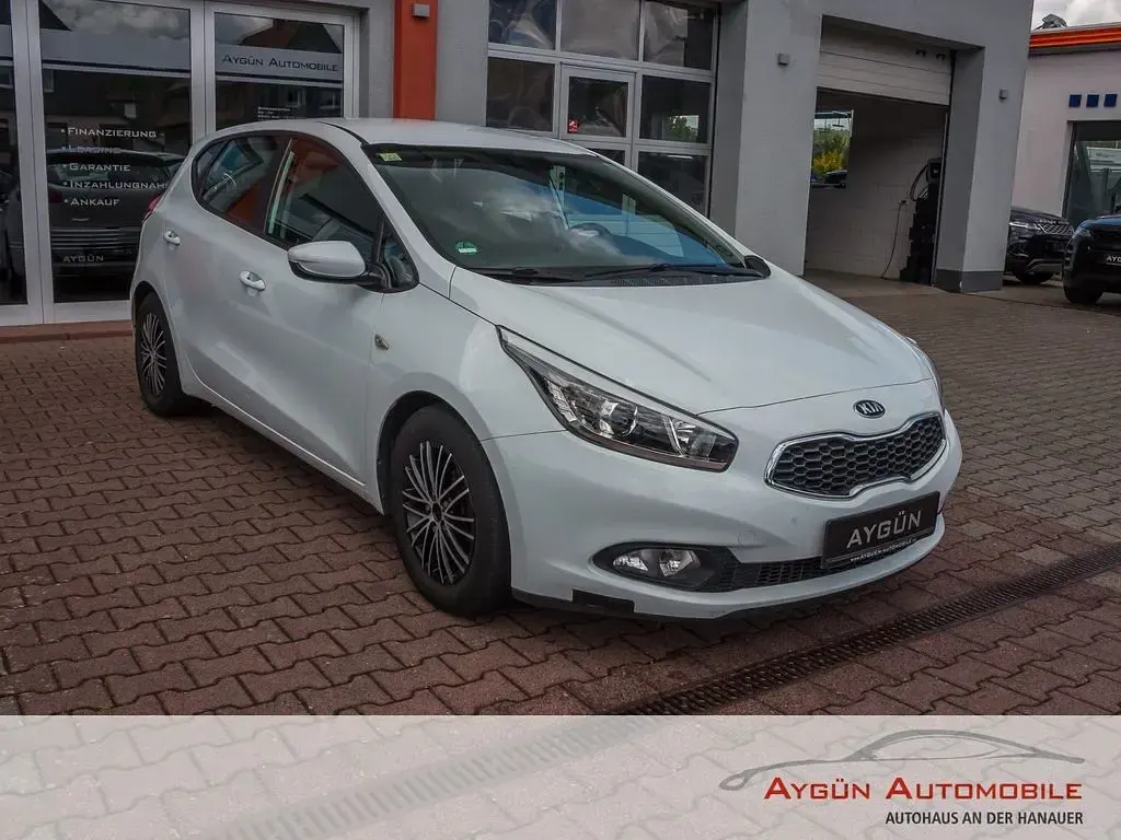 Gebraucht Kia Ceed 90 PS (66 kW) 2013 Weiß Kleinwagen