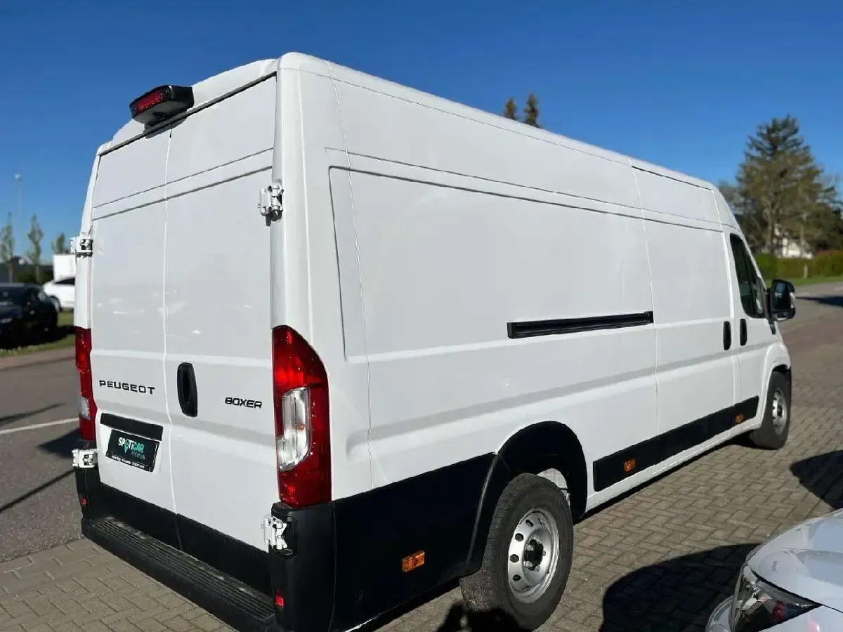 Gebraucht Peugeot Boxer 179 PS (131 kW) 2025 Kaolinweiß Van