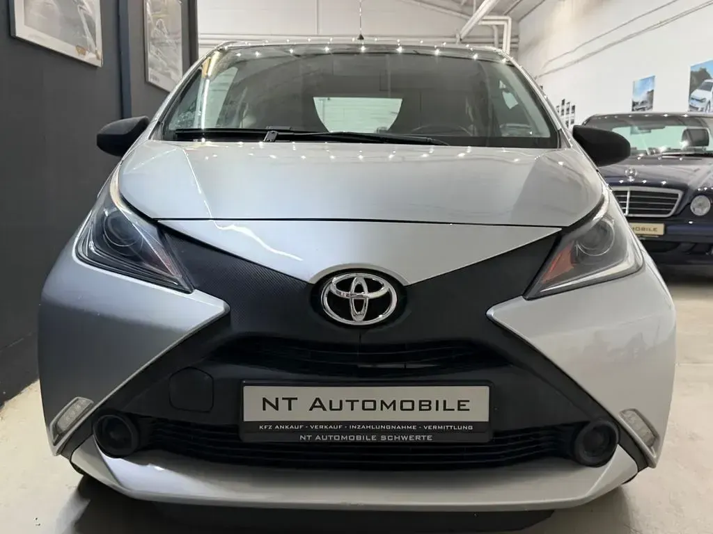 Gebraucht Toyota Aygo 69 PS (50 kW) 2015 Silber Kleinwagen