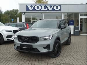 Neu Volvo XC40 Plus 163 PS (119 kW) 2025 Schwarz (onyx black) SUV